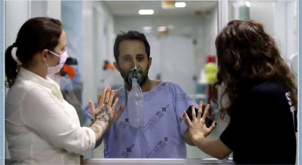 Hospital de SC instala vidro para aproximar famílias de pacientes com coronavírus durante visitas